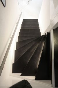 Paintwood - trap verven in zwart hout